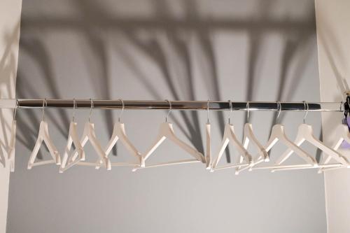 a row of white showeroons hanging from a rail at B&B Orchidea Celeste in Manfredonia