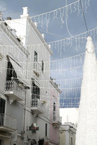 a white building with a bunch of strings of lights at B&B Orchidea Celeste in Manfredonia
