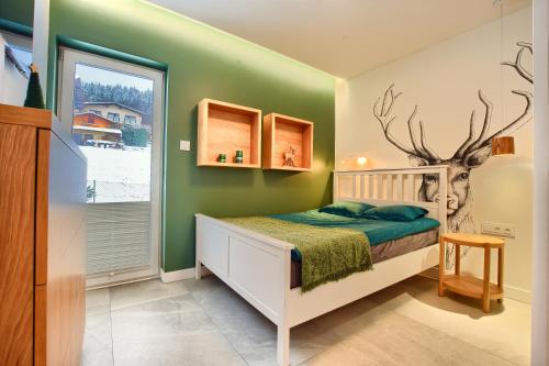 Giường trong phòng chung tại Sun&Sport Apartament FOREST prywatna sauna w cenie