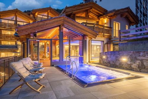 Swimming pool sa o malapit sa Luxury Residence Colosseo Zermatt