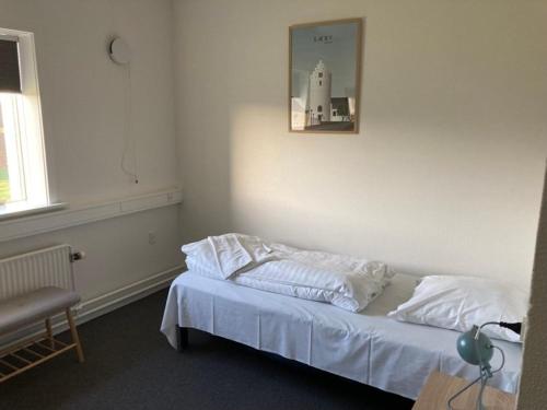 a bedroom with a bed and a picture on the wall at Motel Trafikcenter Sæby in Sæby