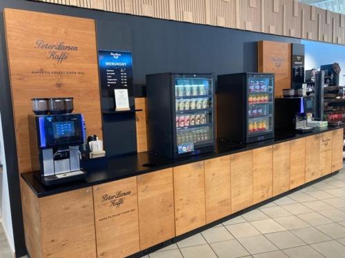 a coffee shop with two machines on a counter at Motel Trafikcenter Sæby in Sæby