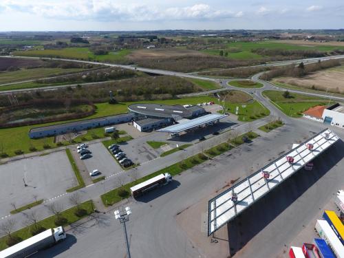 an aerial view of a parking lot with buses at Motel Trafikcenter Sæby in Sæby