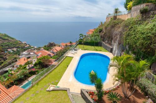 Unique Tropical Style Penthouse with a Dreamy View - by Portugal Collection veya yakınında bir havuz manzarası