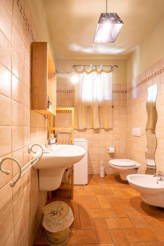 a bathroom with two sinks and two toilets in it at Agriturismo Le Vigne in Foligno