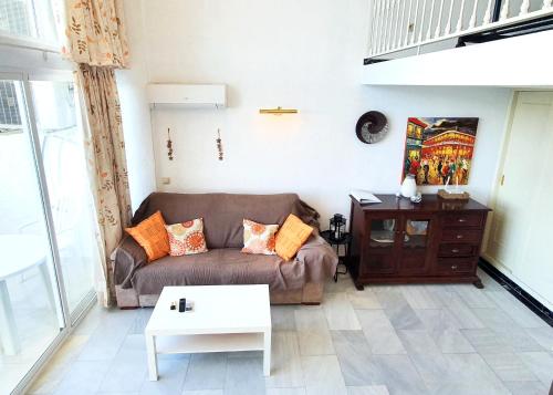 sala de estar con sofá y mesa en Skol 709 Duplex 1 Bedroom in Skol Marbella with Gibraltar and Sea Views, en Marbella