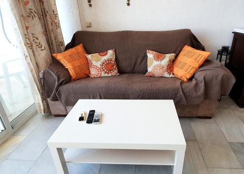 sala de estar con sofá y mesa de centro blanca en Skol 709 Duplex 1 Bedroom in Skol Marbella with Gibraltar and Sea Views, en Marbella