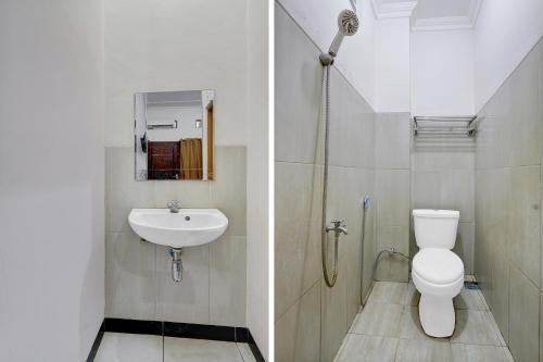 bagno con servizi igienici e lavandino di Hotel Wisma CK a Kebumen