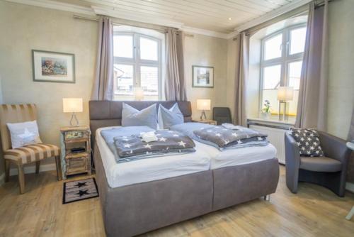 a bedroom with a large bed and a couch at Schneewittchen in Westerland