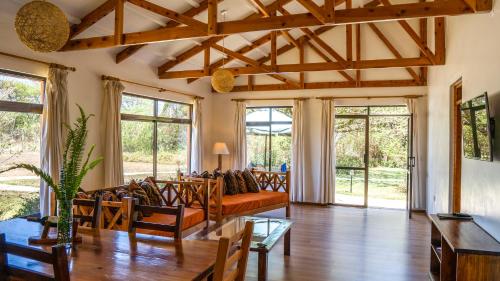 un soggiorno con divano e tavolo di Black Wattle House a Nakuru