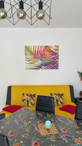 - une chambre avec une table et un ordinateur portable dans l'établissement APPARTEMENT T2 GRUISSAN PLAGE DANS RÉSIDENCE CALME, à Gruissan