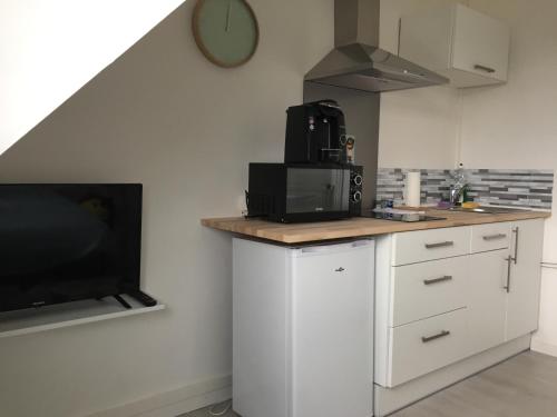 Il comprend une cuisine avec un comptoir, un four micro-ondes et une télévision. dans l'établissement Studio 3 cosy au dernier étage, à Lorient
