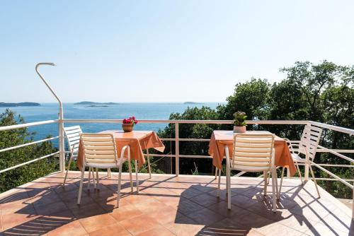patio con mesa y sillas en el balcón en Villa Barbara, en Mlini