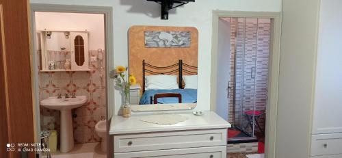 uma casa de banho com um lavatório e um espelho em La Piccola Siesta b&b em Sant'Albino