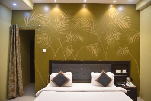 Ένα ή περισσότερα κρεβάτια σε δωμάτιο στο Hotel Nexus l Hotels In Charbagh Lucknow