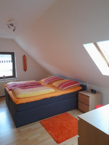 ein Schlafzimmer mit einem Bett mit zwei Kissen darauf in der Unterkunft FeWo Karola in Ellenz-Poltersdorf