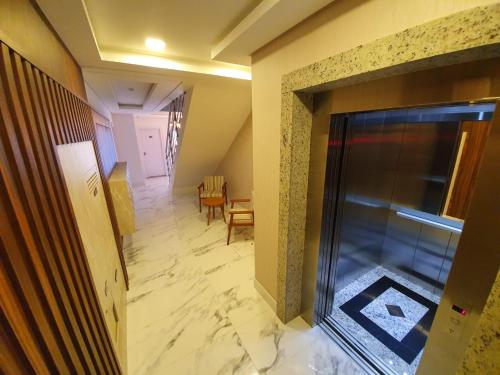 um corredor de um quarto de hotel com uma porta e uma mesa em Apto na praia de Palmas, próximo ao mar, climatizado e com piscina em Governador Celso Ramos