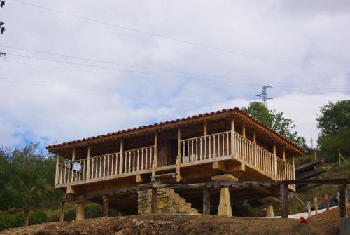 una casa de madera en la cima de una colina en La Casona de Candamín, en Candamin