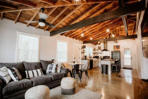 Il comprend un salon avec un canapé et une cuisine. dans l'établissement The Turquoise Door Modern Rustic in Town of Lexington, à Lexington