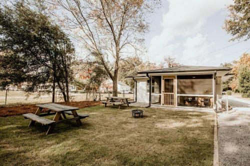 a picnic area with a picnic table and a shed at The Turquoise Door Modern Rustic in Town of Lexington in Lexington