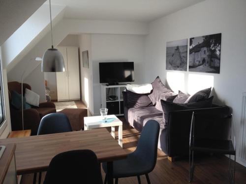 ein Wohnzimmer mit einem Sofa und einem Tisch in der Unterkunft Feriendomizil Ösetalblick in Bad Driburg
