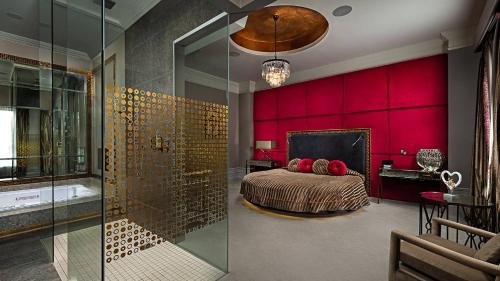 1 dormitorio con cama y pared roja en Midlands Park Hotel, en Portlaoise