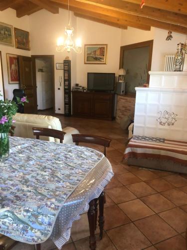 uma sala de estar com uma mesa e uma lareira em Country House Salomè em Musile di Piave