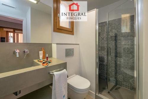 a bathroom with a toilet and a shower at Palamós Luxe Apartments in Palamós