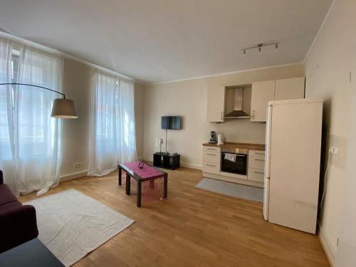 - un salon avec un réfrigérateur blanc et une table dans l'établissement Altstadt, à Heidelberg