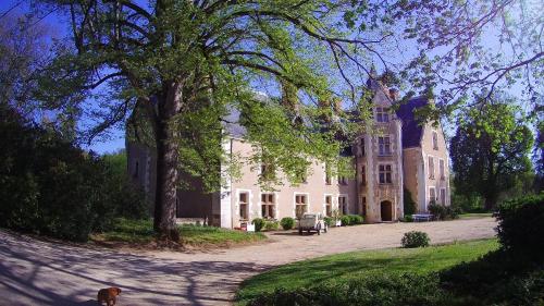 ein großes Haus mit einem Baum davor in der Unterkunft l'Abeaupinière in Reboursin