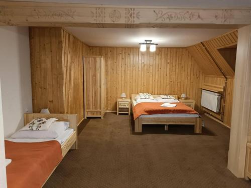 Ένα ή περισσότερα κρεβάτια σε δωμάτιο στο Pensjonat Alicja