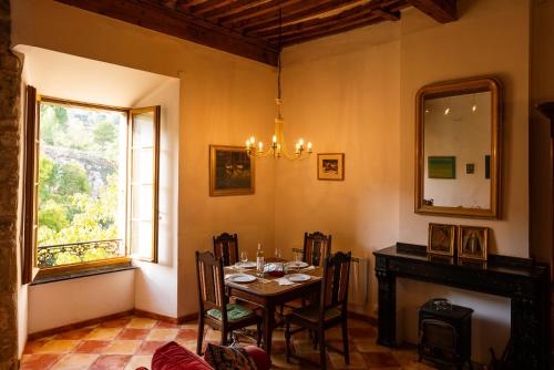 une salle à manger avec une table et une fenêtre dans l'établissement The Riverside Gîte Lagrasse, à Lagrasse
