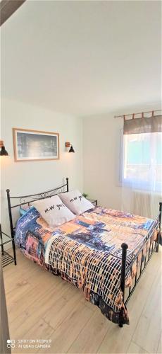 une chambre avec un lit avec une couette dessus dans l'établissement le Globe Trotter - Aux Portes d'Alès, à Saint Julien Les Rosiers