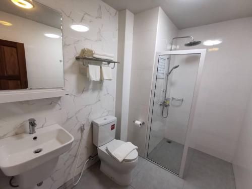 uma casa de banho com um chuveiro, um WC e um lavatório. em The Cottage Hotel Udon Thani em Ban Bo Nam