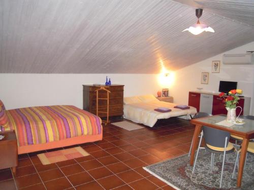 1 dormitorio con 2 camas, escritorio y mesa en I Pettirossi en Frabosa Sottana