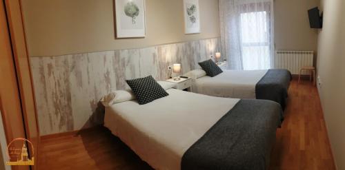 A bed or beds in a room at EL CAPRICHO DEL BURGO