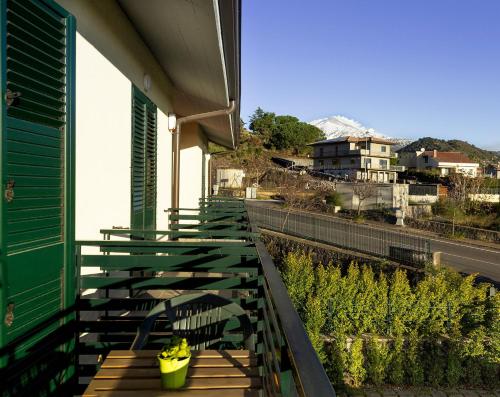 un montón de plátanos sentados en un banco en un balcón en B&B Ruota di Carretto, en Nicolosi