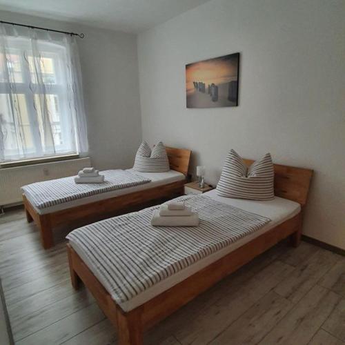a room with two beds in a room at Fewo Am Marktplatz II in Eisenhüttenstadt