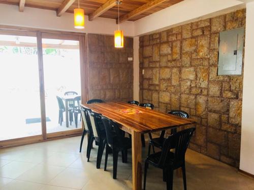 - une salle à manger avec une table et des chaises en bois dans l'établissement Casa de Paz, à San Vicente