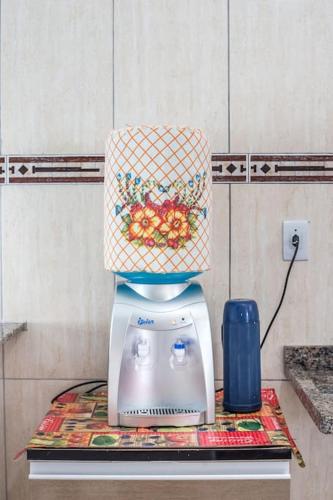 a blender sitting on top of a table at Casa com piscina, wifi e churrasqueira em unamar. in Tamoios