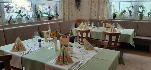 
Ein Restaurant oder anderes Speiselokal in der Unterkunft Landhotel-Restaurant Willingshofer 

