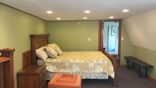 سرير أو أسرّة في غرفة في The Lodge - Chestnut Log Cabin & Game Room