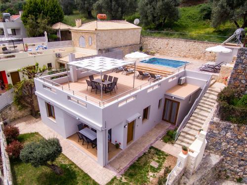 una vista aérea de una casa con piscina en Villa Belair en Agia Triada