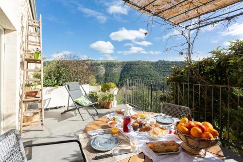 een tafel met een schaal fruit op een balkon bij Innesti B&B in Ragusa