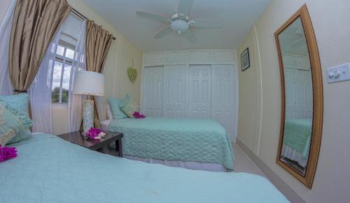Ένα ή περισσότερα κρεβάτια σε δωμάτιο στο Lantana Barbados Condos
