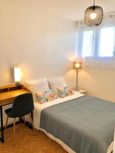 - une chambre avec un lit et un bureau dans l'établissement Bel appartement - 400m plage de la Baule, à La Baule