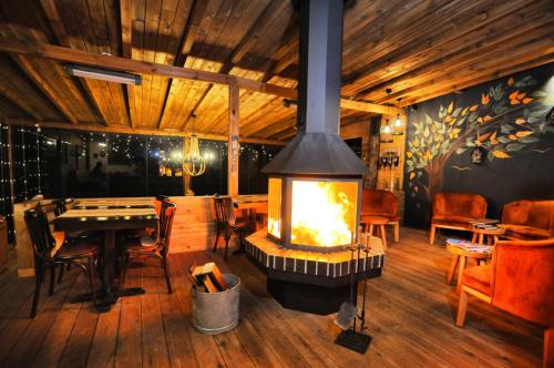 un camino in una stanza con un tavolo e un tavolo da biliardo di Beyaz Ev Agva - Adult only +15 a Agva