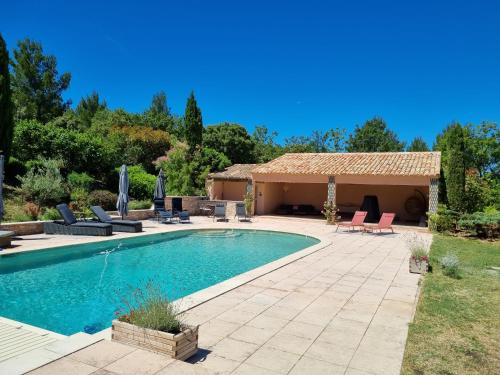 une villa avec une piscine et un pavillon dans l'établissement Villa provençale au cœur du pays d’Aix, piscine, vue imprenable, à Saint-Antonin-sur-Bayons