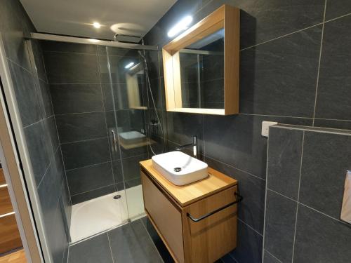 une salle de bain avec un lavabo et une douche dans l'établissement Le CUBE, à Boulouris-sur-Mer