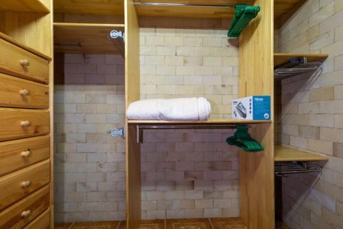 ein Badezimmer mit Dusche und einem Handtuch auf einem Regal in der Unterkunft Villa Sara Fuerteventura in Cardón